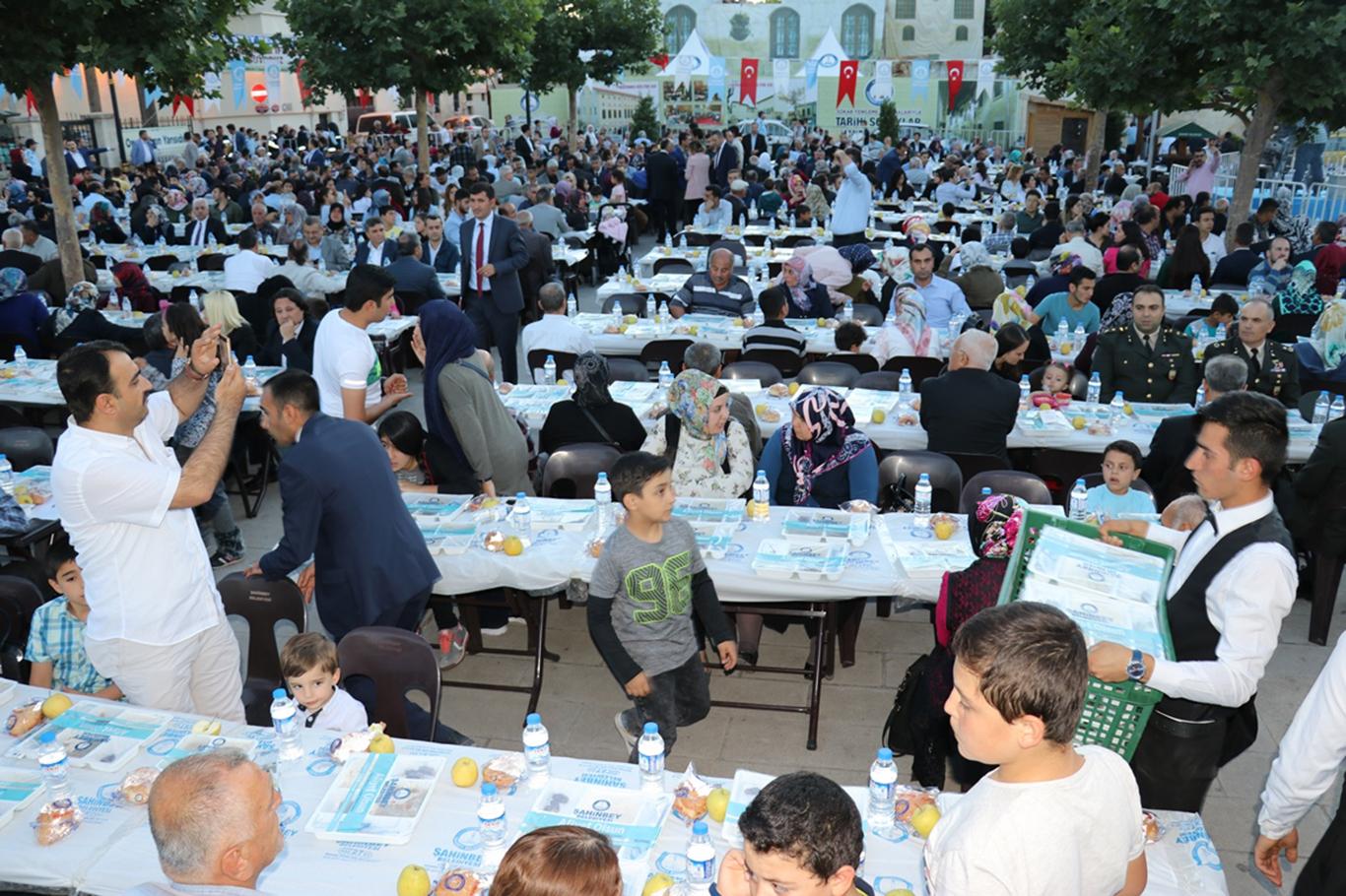 Gaziantep'te binlerce vatandaş orucunu birlikte açtı